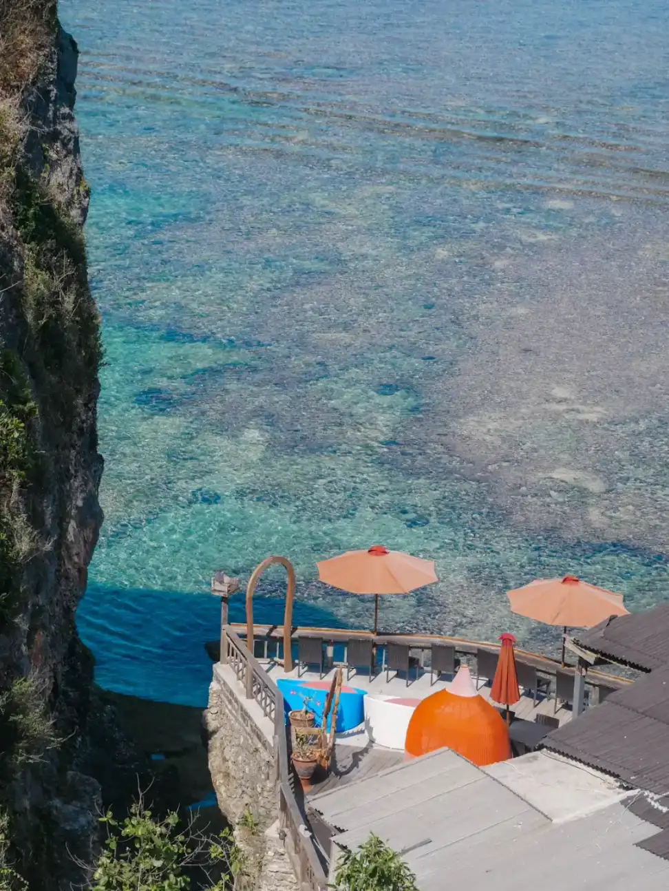 Le lagon turquoise qui borde le restaurant, vu du rivage
